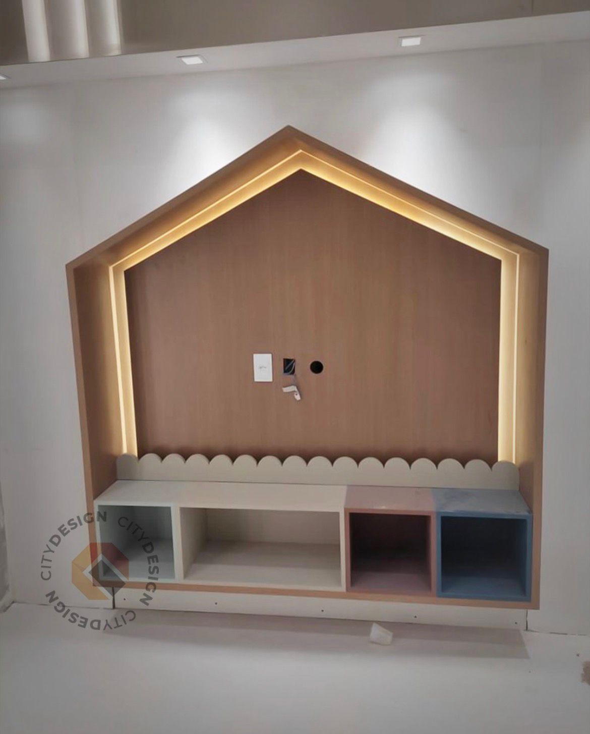 Marcenaria comercial — Painel de TV Infantil · Heva Imunização